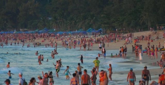 全球最拥挤旅游目的地揭秘：泰国海滩的严峻挑战