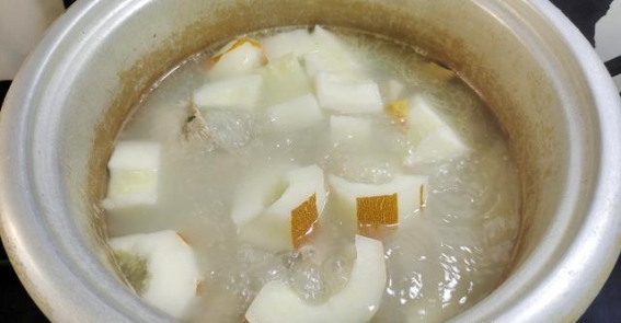 老黄瓜的绝妙风味：猪骨花蛤汤的清爽做法与营养