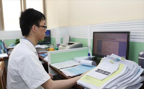 每天频繁上厕所？这3个警示信号你不可忽视