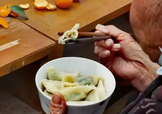 医生提醒：这两种常见蔬菜老年人最好少吃，肝脏负担大