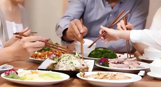 饭量与消化：超量进食的误区与真实关系