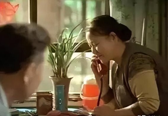 远嫁的女儿打电话笑得很开心，可我发现她的腿一动不动没有知觉