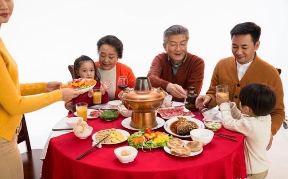 孕妇怀孕八个月仍做饭，公公怒掀饭桌：你们还是人吗？