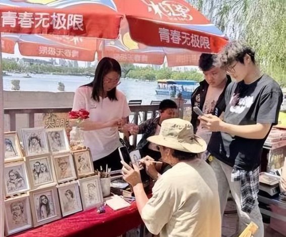 五一假期，大明湖畔的速写诗人