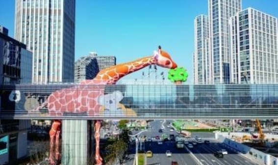 栖霞大道巨型长颈鹿亮相，城市新地标的艺术之旅