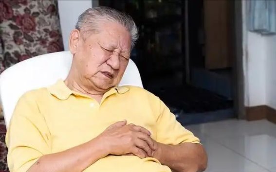老人突发脑梗时的关键应对措施，及时处理能大大提高生存机会
