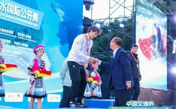 大理古城“撒钱事件”背后：一次引发热议的社会现象