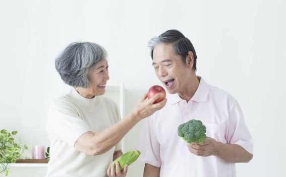 48岁女性每天吃一个蒸苹果，半年后她的免疫力和身体发生了哪些变化