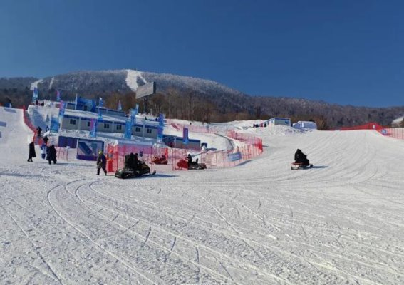 雪地摩托骑手：雪山上的无畏守护者