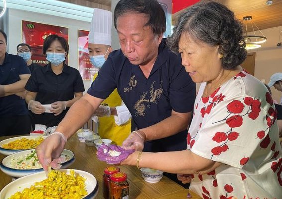 腐乳烙饼摊鸡蛋京城老字号陪居民过伏天