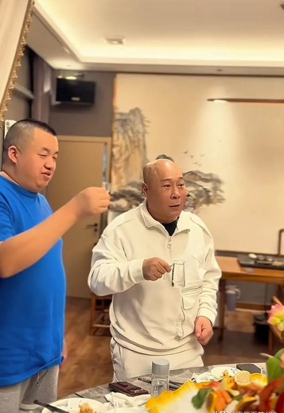 北京宝哥旅游归来宴请大佬，坤哥与宝哥同框的难得一刻