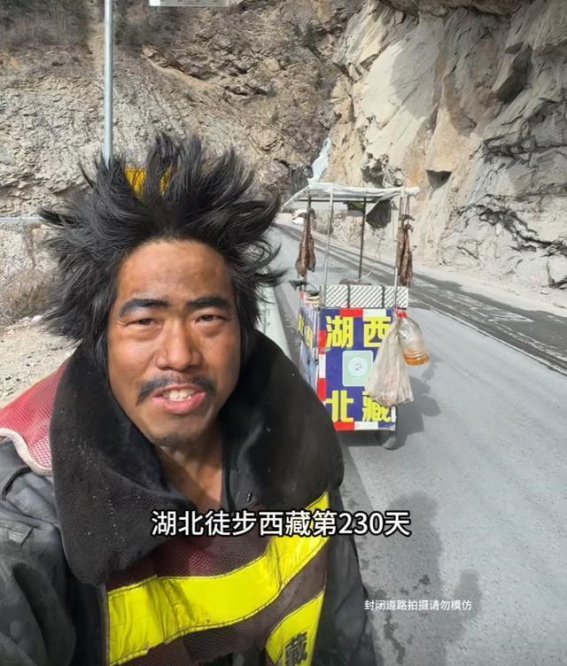 徒步3000公里，90后小伙“老去”40岁，网友感叹：太真实了！