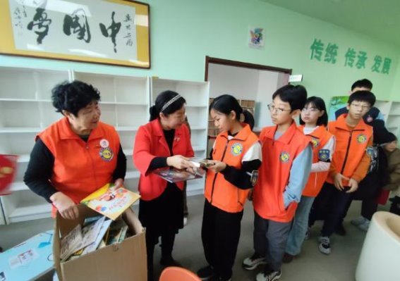 文化与文明的交汇：和平少儿图书馆上的温暖一刻