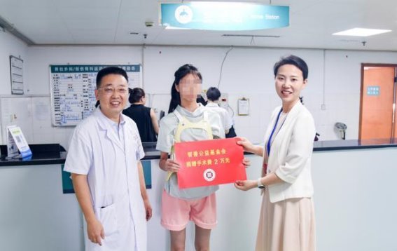 从驼背到挺直的脊梁——医保与基金会如何改变一名少女的命运