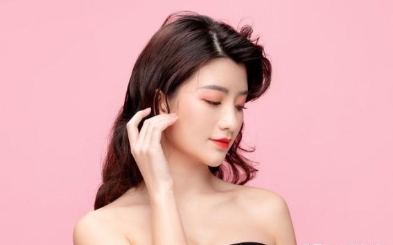 女人到了50岁，岁月的痕迹与内心的成长
