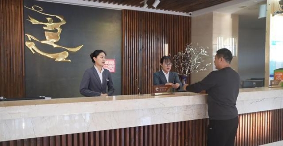 额尔古纳市冬季旅游新举措：十家酒店联合推出八折优惠，温暖迎接每一位游客