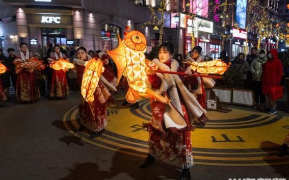 正月十五夜，青岛老城区的灯火与欢腾
