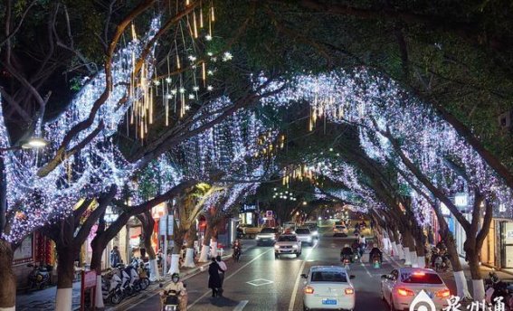 泉州：红灯映照新春喜庆，年味十足