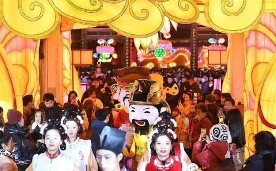秦淮河畔元宵灯会，灯火璀璨照亮团圆