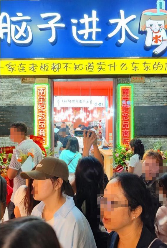 南宁三街两巷的夜色奇观：穷游者的天堂