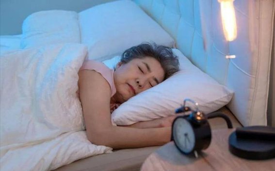 医生忠告：老人早上多睡一会，身体能得到的四大好处