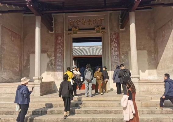 冬日里的暖阳与热情：庆典背后的故事