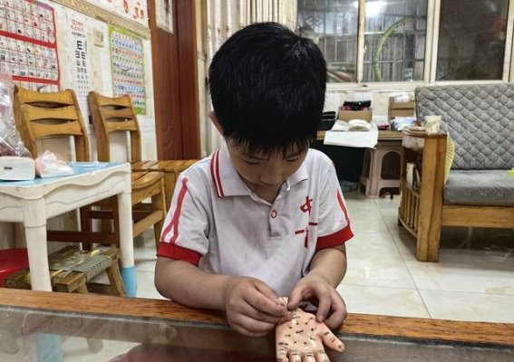 传承中医文化的火种：李家兄弟的针灸探索
