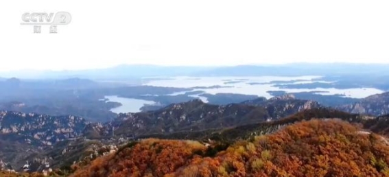 骑行秋景，密云水库的五彩画卷与山水韵味