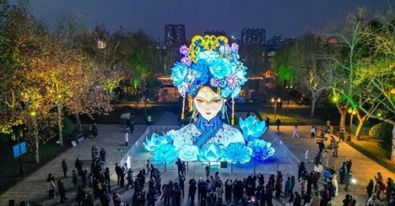 大明湖畔的“湖畔雨荷”花灯：传统与现代的完美结合