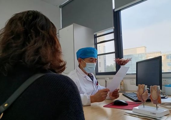 关节积液的隐秘征兆与舞者的坚持