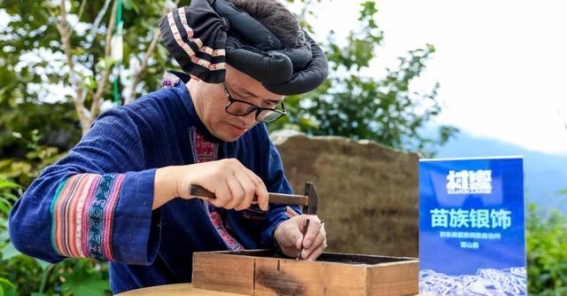 贵州白岩村的华丽蜕变：从贫困村到“网红村”的发展故事