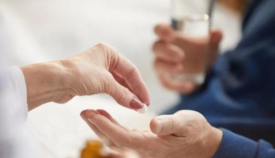 血栓病人饮食须警惕：大蒜等四种食物可能加重病情