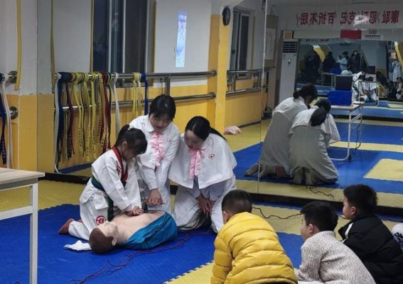 雅安市人民医院产科护理团队走进社区开展急救培训活动