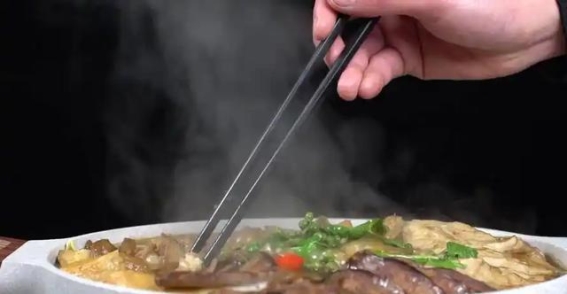 筷子竟是胃癌隐形杀手！医生提醒：这两种筷子使用更安全，快来检查下家中的筷子