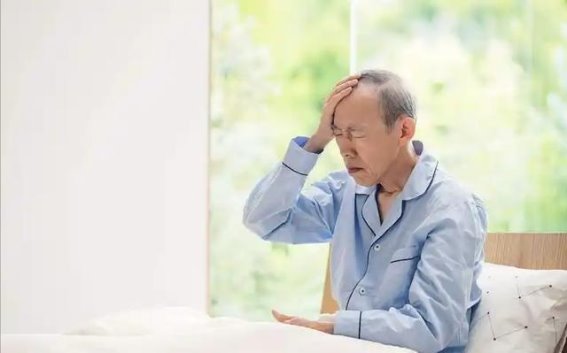 核桃养胃能治胃癌？57岁男子的食疗误区与医生的警示