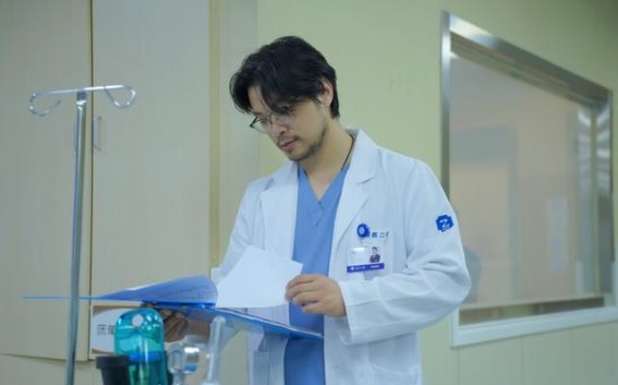 美甲可能影响诊疗，医生提醒：留一个原色指甲