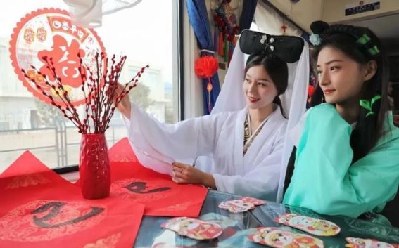 坐火车遇见“白娘子”？春节旅程上的文化惊喜