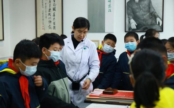齐鲁晚报小记者走进山东新中鲁中医医院，探索中医文化的奥秘
