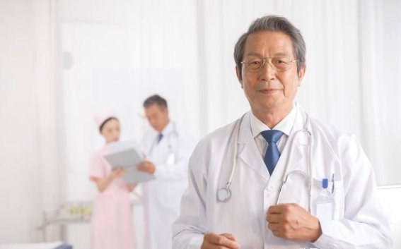 晚上睡前喝水，真的有这么大的危害吗？这两种水你最好别碰！