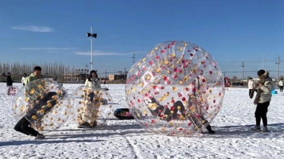 瓜州冰雪乐园点燃冬日激情，带来无限乐趣