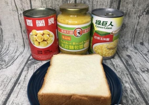 蒜香蘑菇玉米酱佐方块面包，酥脆与酱料的浓郁交织，回味无穷