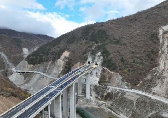 九绵高速厄哩寨隧道贯通：山川之间的“天路”奇迹