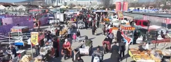 春节临近，各地市集年味渐浓，消费市场热闹非凡