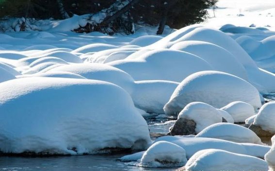冬日新疆：冰雪秘境，人与自然的纯净邂逅