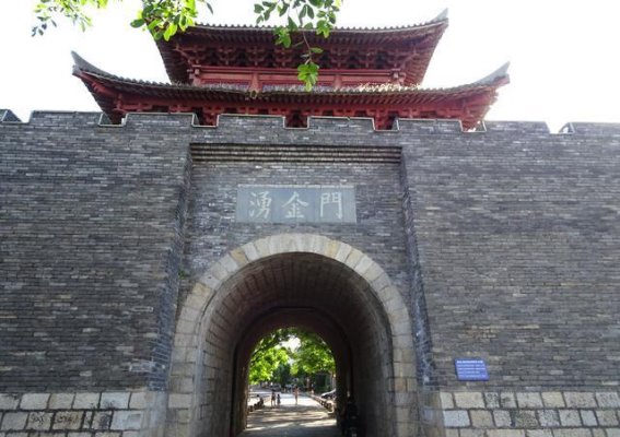 赣州古城的千年坚固与红军攻城的传奇
