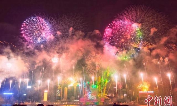 火树银花不夜天，维港烟花迎新年