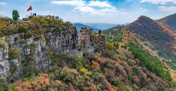 秋日劈山，红叶醉游人