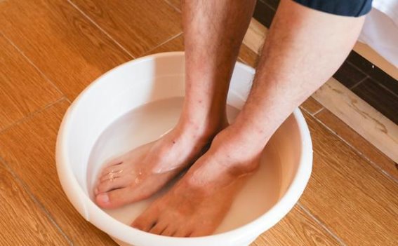 秋季泡脚的6大健康益处