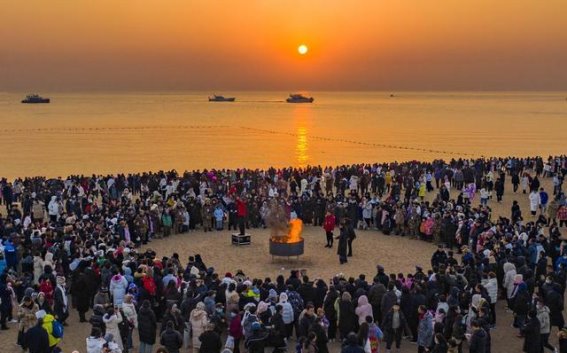 日照初光迎新年，数万游客共祈福