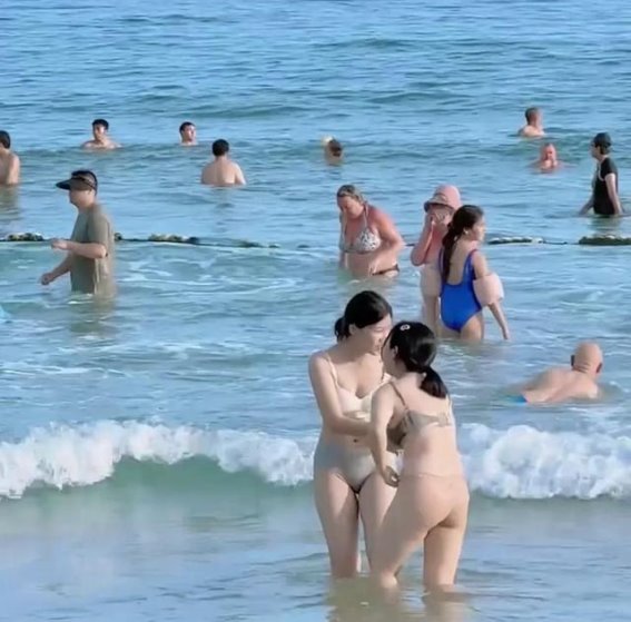 海滩着装的边界：个人自由与公共礼仪的较量